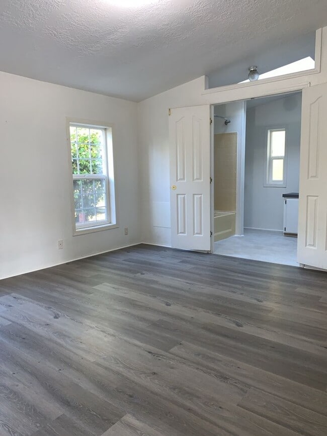 Building Photo - Smart Living, Smart Choice - manufactured 3bd/2Ba home w/detached garage!