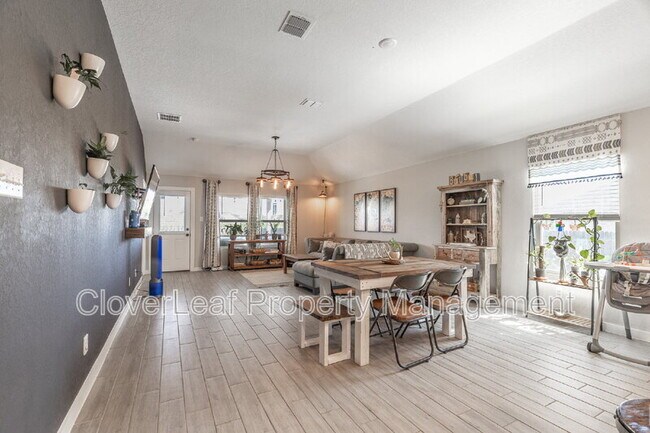Building Photo - 804 Shrike Ln
