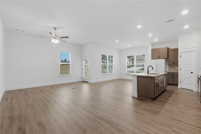 Building Photo - 5127 Vista Ave