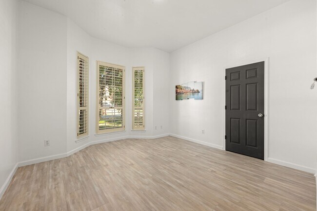 Building Photo - 3538 Lakeaires Ln