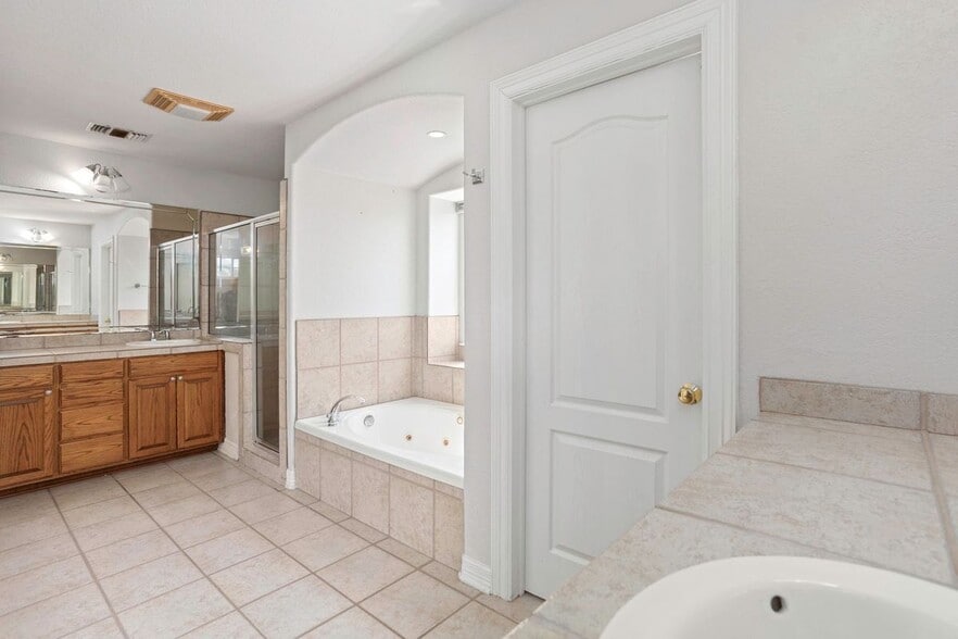 Building Photo - 1816 Winding View