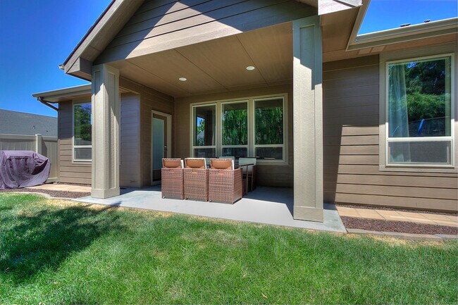 Building Photo - Beautiful Custom Home in Great Location