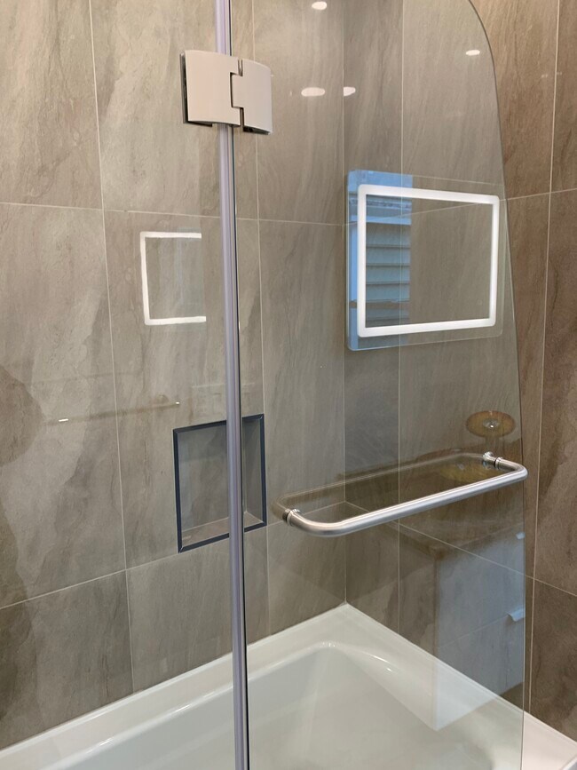 Building Photo - 410 W Maple Ave