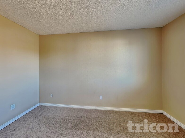 Building Photo - 5045 S Ventura St