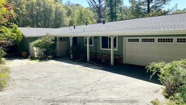 Building Photo - Lovely and RARE 3/2 single level home in O...