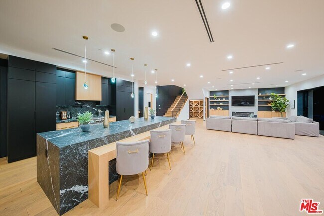 Building Photo - 5141 Varna Ave