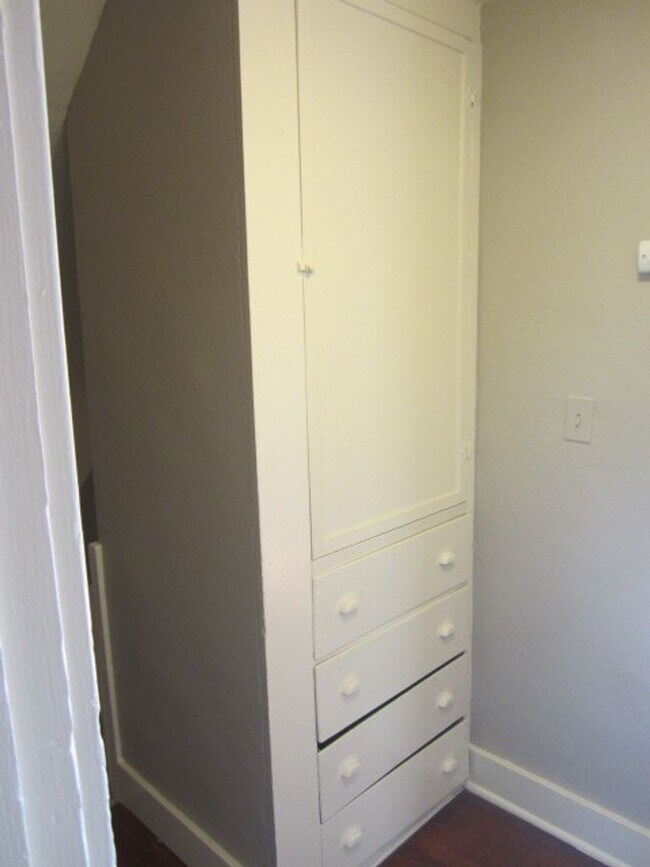 Building Photo - Cute Newley Remodeled 3 BD in Aloha!!