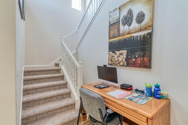 Building Photo - Beautiful 5 bedroom / 4 bath near Clovis East