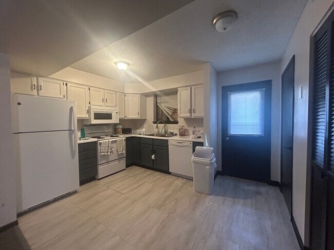 Building Photo - $1,050 | 2 Bedroom, 1 Bathroom Apartment | Cat Friendly | Available for August 1st, 2026 Move In!