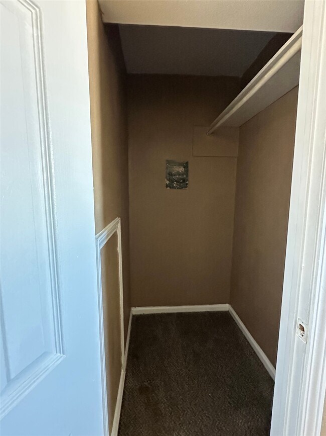 Building Photo - 516 Holiday Dr