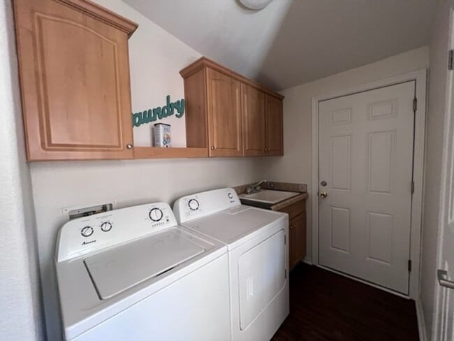 Building Photo - Fully furnished 3 BR Home Includes Utiliti...