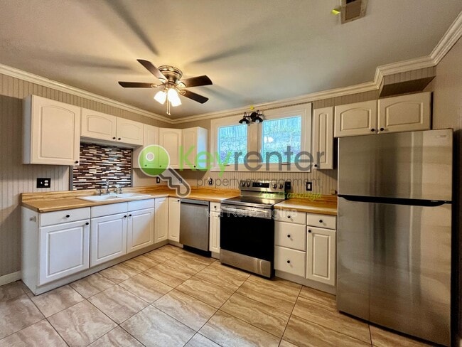 Building Photo - 904 Boylston St