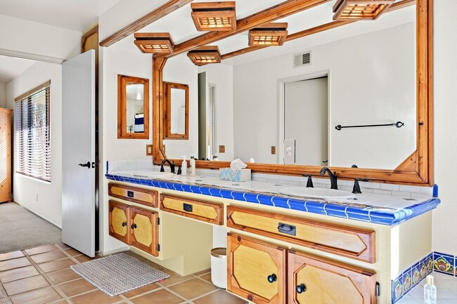 Building Photo - Spacious Two Bedroom Condo in Gated Commun...