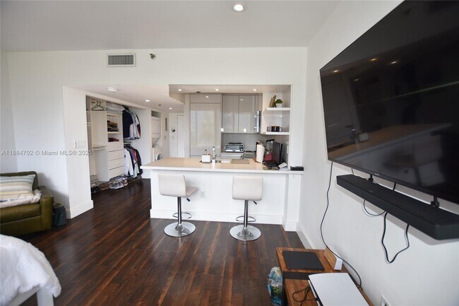 Building Photo - 540 Brickell Key Dr
