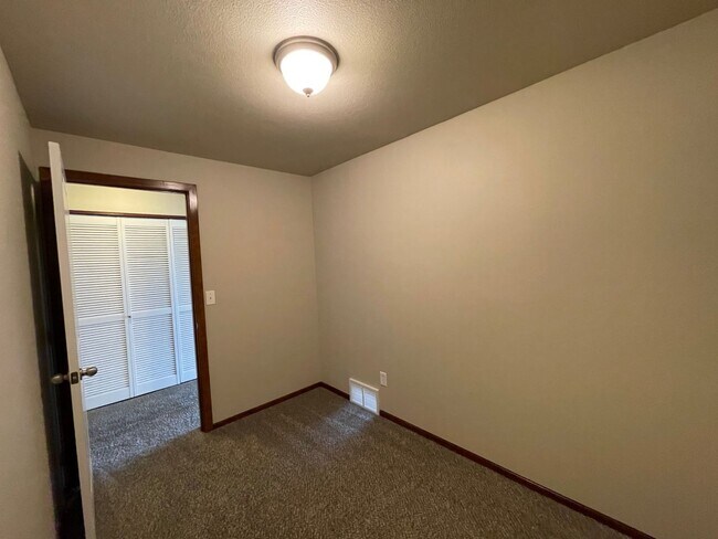 Building Photo - Carnahan Hill Daylight Rancher