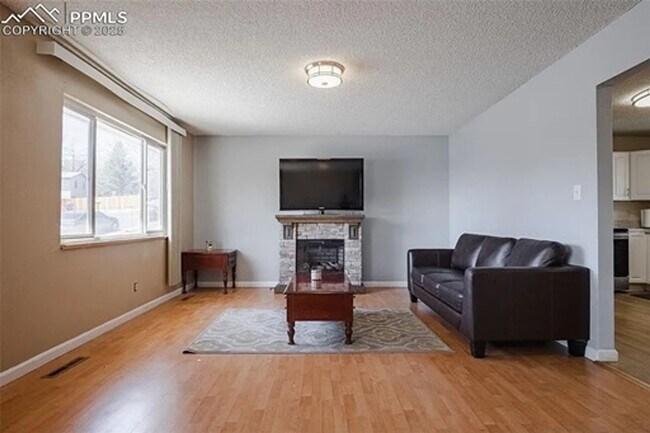 Building Photo - Charming 3 Bedroom in West Colorado Springs