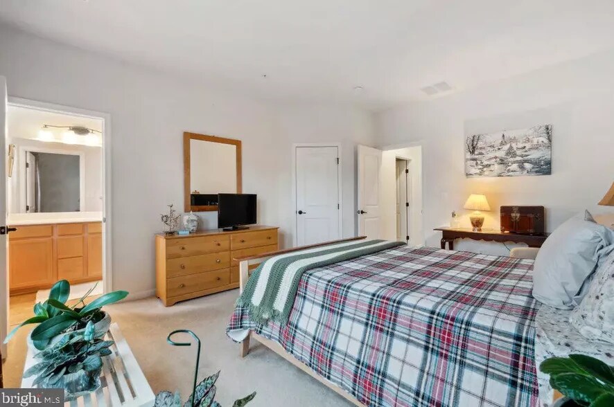 Master bedroom - 1280 Rannoch Ln