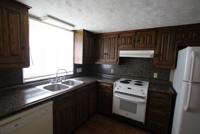 Building Photo - Beautiful 3 Bedroom, 2.5 Bath Townhome in ...