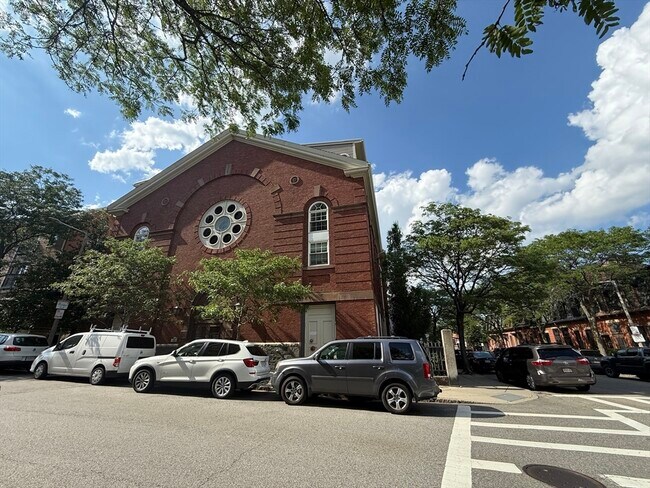 Building Photo - 616 E 4th St