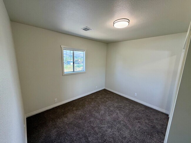 Building Photo - FULLY REMODELED 3 bedroom 1 bath Rental