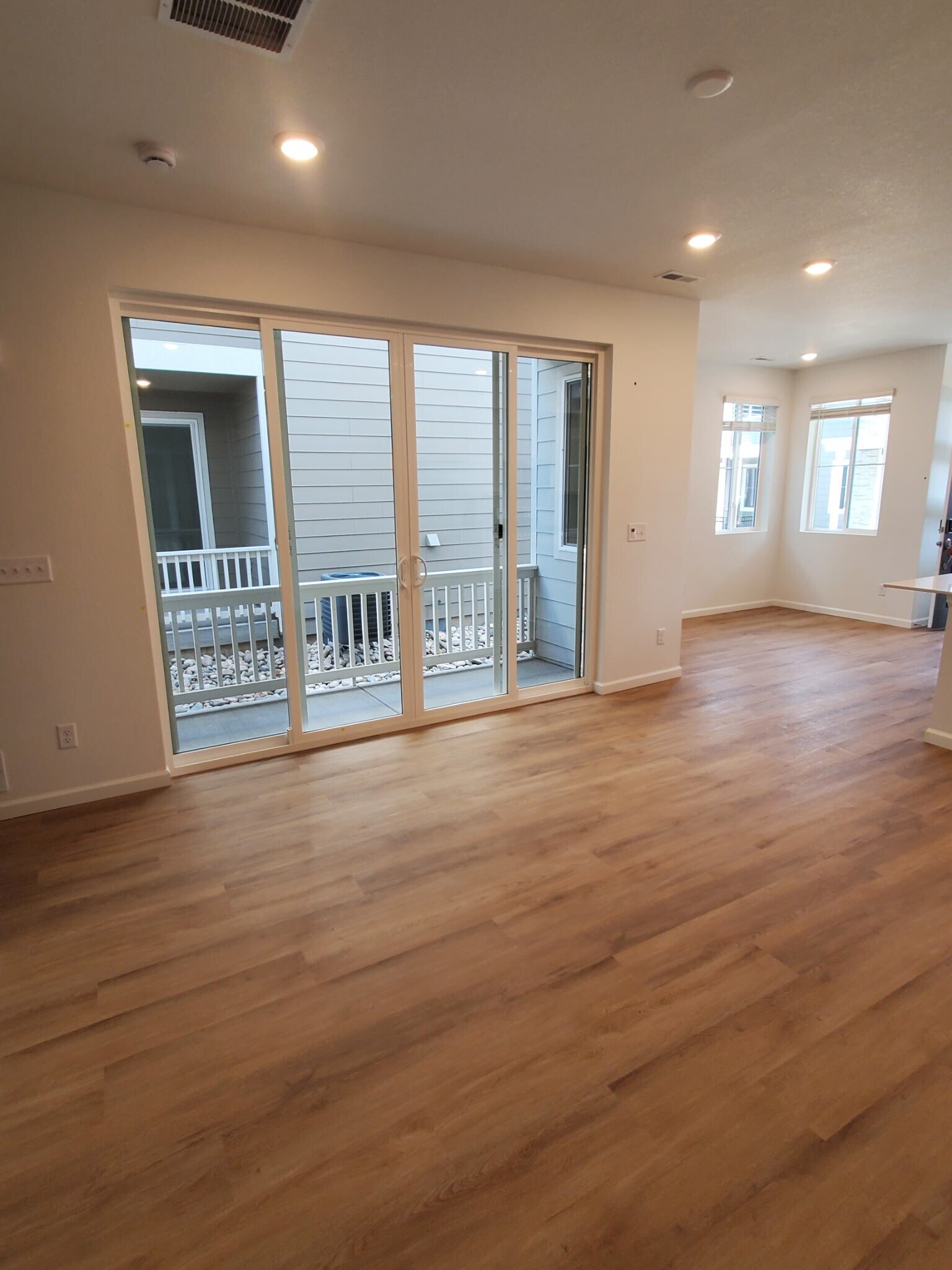 living room - 2435 Vanhoutte Vw