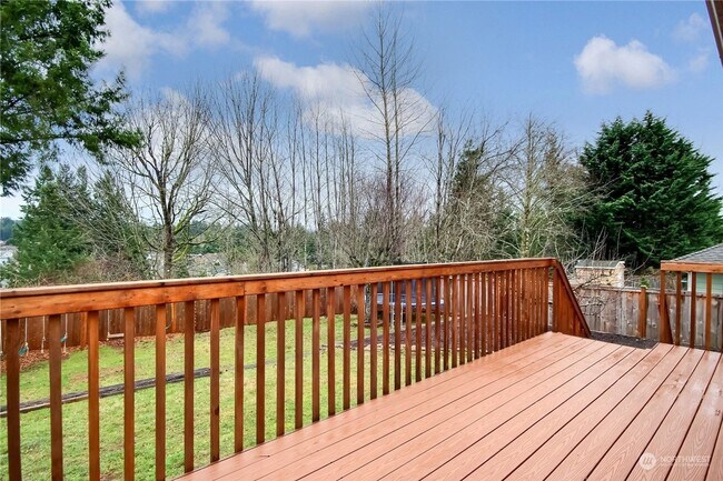 Building Photo - Well Maintained 3 Bed 2.5 Bath for Rent!