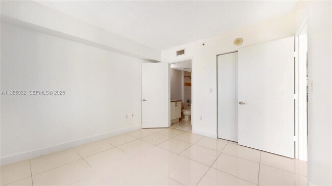 Building Photo - 1871 NW S River Dr