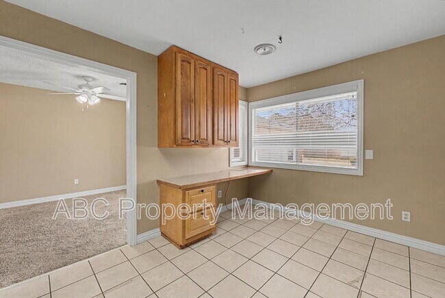 Building Photo - 910 S 28th St