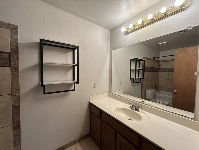 Building Photo - "Charming 2-Bed Townhouse Oasis with 2.5 Baths in Prime Las Vegas Location!"