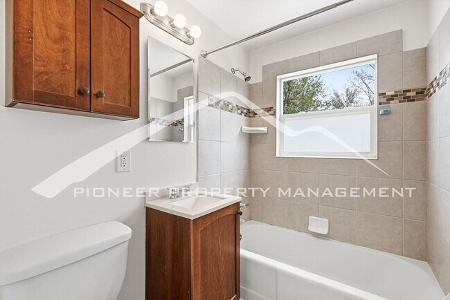 Building Photo - Updated 1/2 Duplex with Washer/Dryer and Fenced Yard