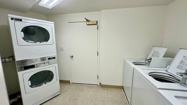 Building Photo - GORGEOUS Views from the 29th Floor 2bd 2ba...