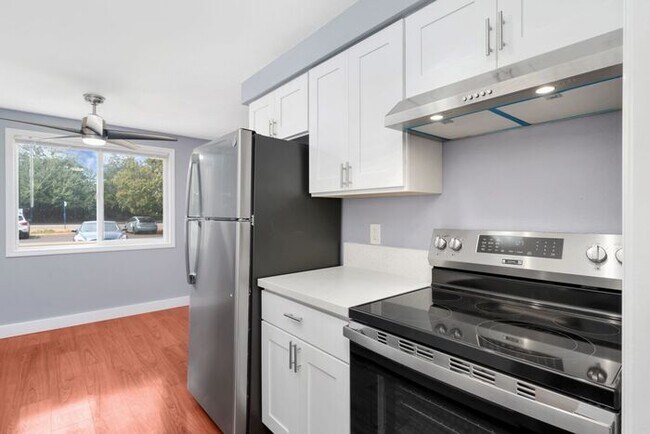 Building Photo - Cozy up in front of a fireplace in this beautiful 2bedroom!!!