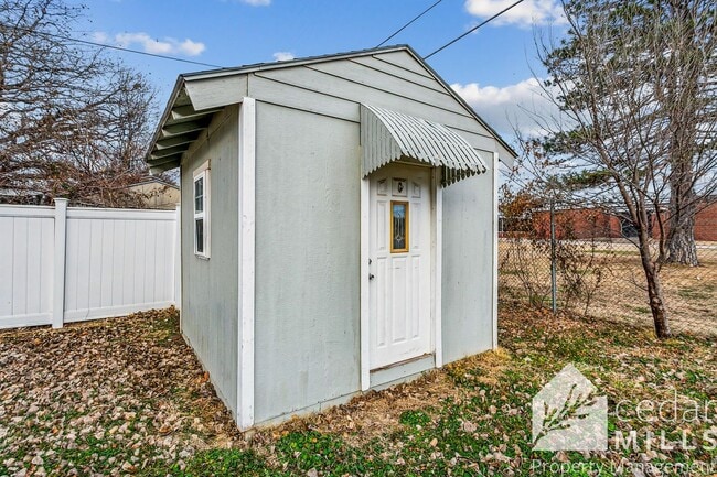 Building Photo - Move-In Ready Ranch with Sun-Drenched Master Suite