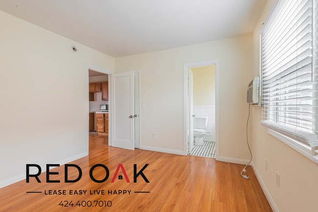 Building Photo - 615 1/2 N Rossmore Ave-209