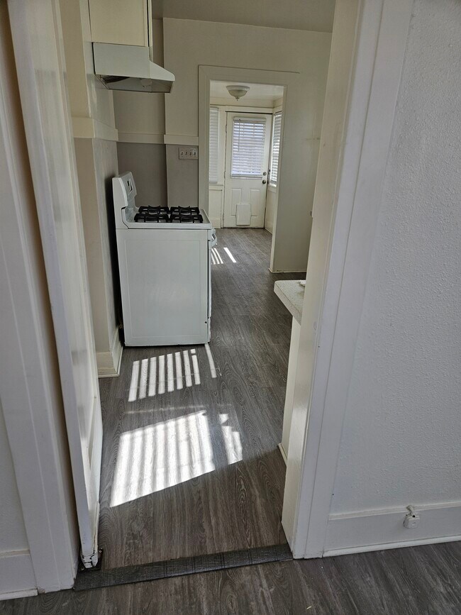 Building Photo - 606 F St