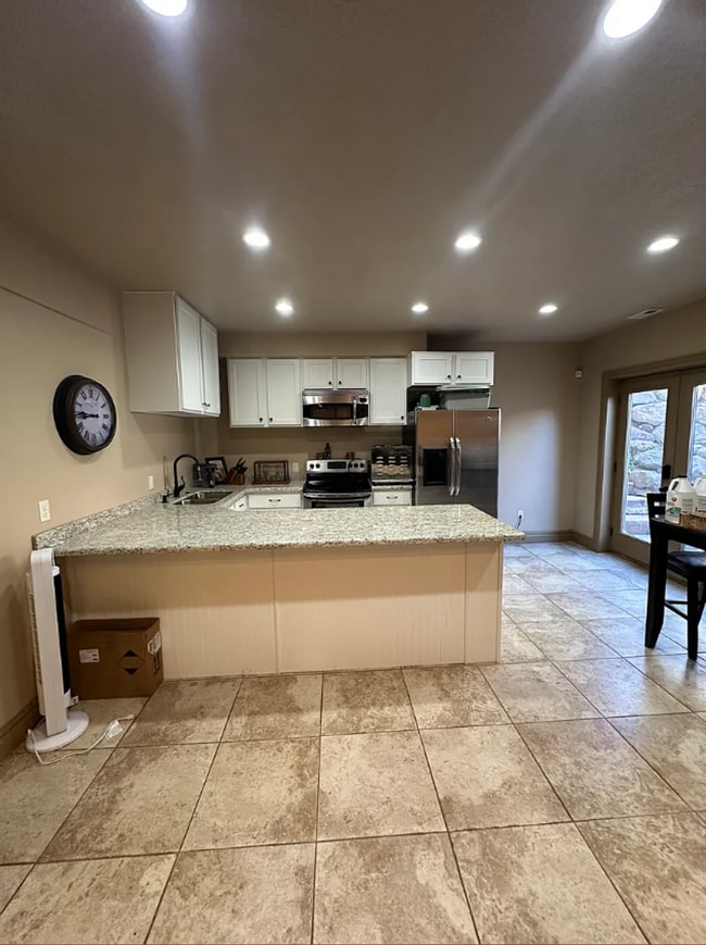 Building Photo - 6 Bed/3.5 Bathroom house in Herriman