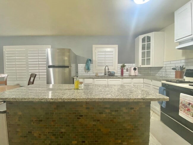 Building Photo - PRE- LEASING NOW for 2 bed 2 bath updated ...