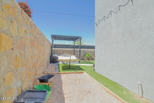Building Photo - 12820 Haxby St