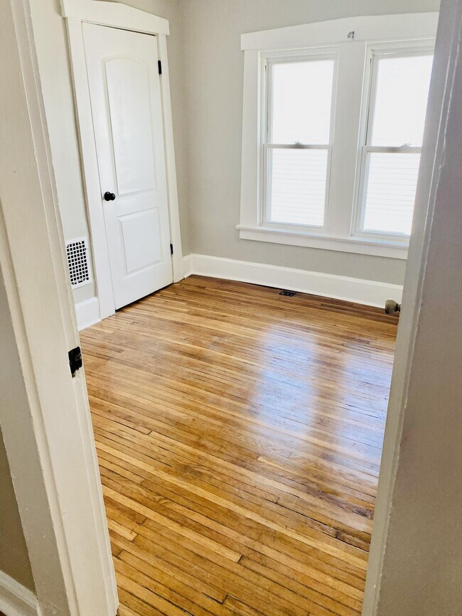 Building Photo - 918 Carpenter St