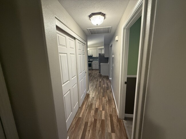 Building Photo - 624 Clearview Way