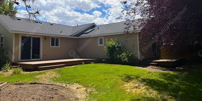 Building Photo - Single Level 3 BR in NE Bend with huge fenced yard!