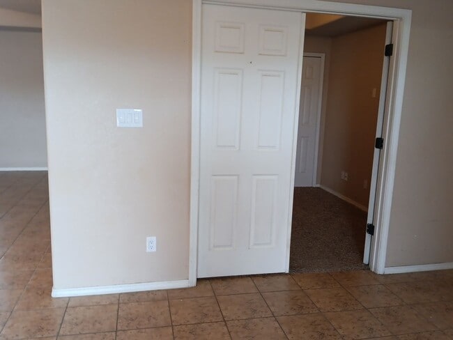 Building Photo - 4 Bedroom, 2 Bathroom! Lovely Home! Schedule a Showing!