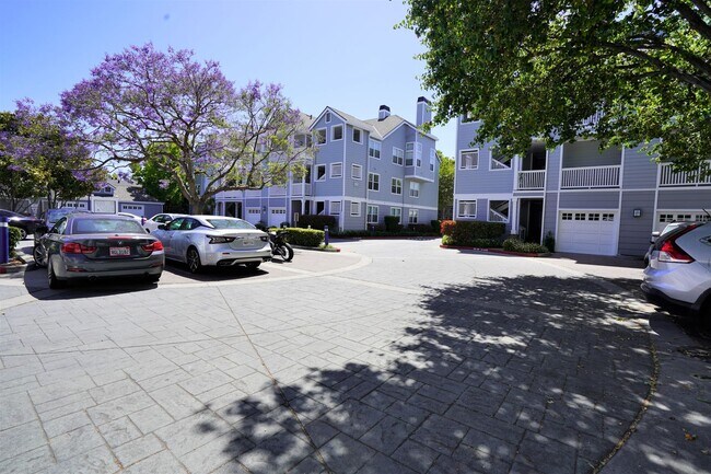 Building Photo - Beautiful & Spacious Condo in Desirable Sunnyvale Location!