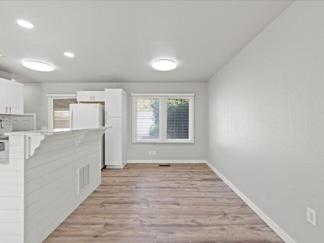 Building Photo - 1006 Van Giesen St