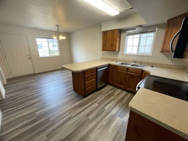 Building Photo - South Ogden Townhome For Rent