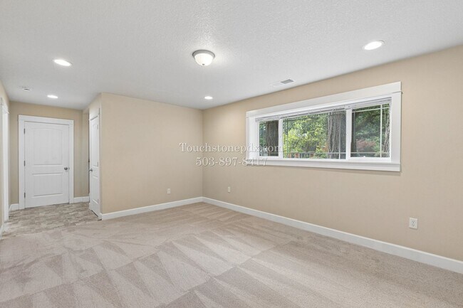 Building Photo - Inviting West Linn 4 Bed Home with Wood Fireplace, Deck, and 2-Car Garage