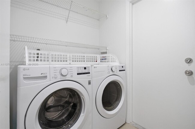 Building Photo - 922 Falling Water Rd