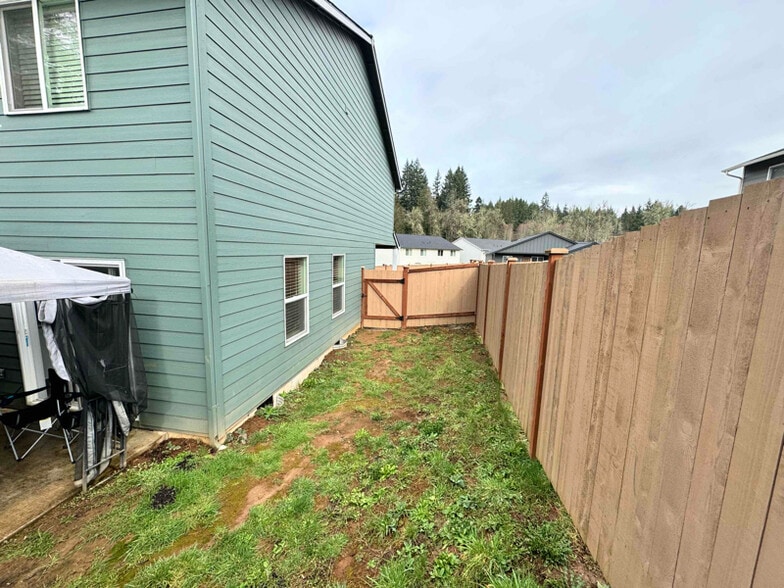 Building Photo - 302 Oak St