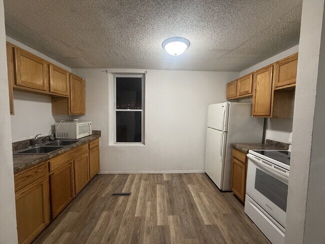 Building Photo - 1513 Des Moines St