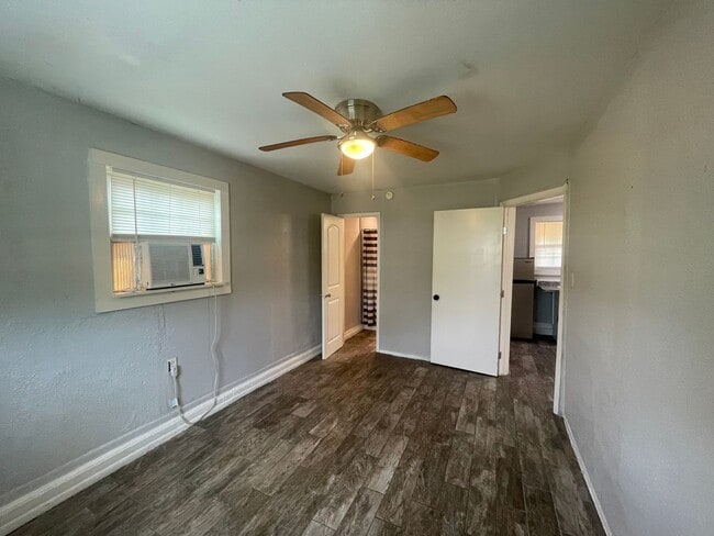Building Photo - 902 W Lakeside Dr